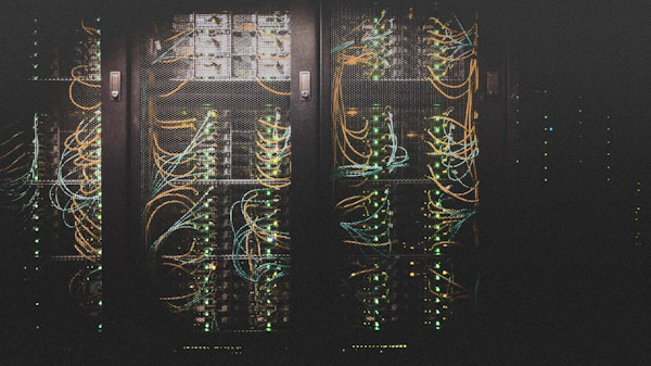 笔记本电脑屏幕上显示快连VPN客户端连接成功的界面，状态显示为已保护